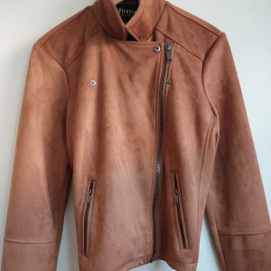Bikerjacka Firetrap Blackseal - Storlek small, kamelbrun, fejkmocka, aldrig använd pga felköp. Lätt vikt, sval, dvs ingen vinterjacka, perfekt alla andra årstider. 