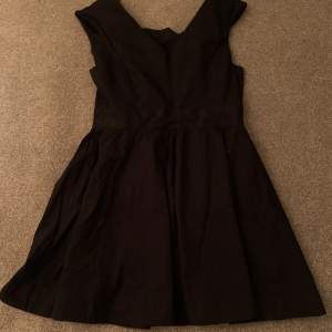 Säljer min svarta Tokito klänning stl 40 köpt i Australien 