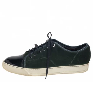 Lanvin Patent Cap Toe  - ”Lanvin Patent Cap toe”  Green deadstock Colorway.  - Kondition: Pre-Owned 8/10.  - Nuvarande pris på marknaden: 4500.  - Köp för 3000.  - 42 EU men stora i storleken, därför passar 43.  - Som vanligt erbjuder vi fri frakt runt hela EU. 