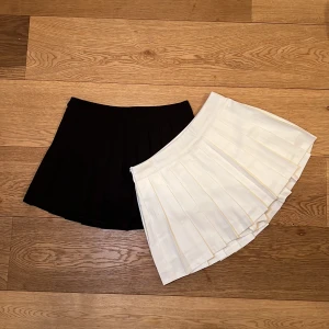 Korta tenniskjolar med inbyggda shorts - Två helt nya & oanvända tenniskjolar i storlek S (passar även storlek XS). Fick dessa fina kjolar i julklapp men de var tyvärr för små för mig. Endast frakt och köparen står för frakten. Det går bra att betala via Swish. Det går att köpa kjolarna separat