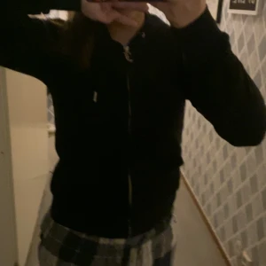 Juciy tröja - Säljer min svarta juciy couture tröja i storlek xs men passar även S.🤍 Säljer den för ja har gett bort mina svarta juciy byxor🤍 Bra skick🤍✌🏼 