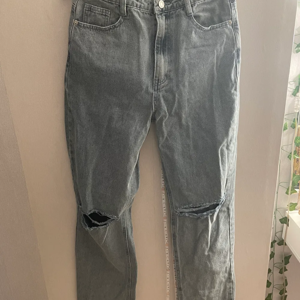 Gråa håliga jeans från MISSGUIDED i storlek 36 tall, passar mig som är 180cm. Oanvända och i fint skick. Köparen står för frakten! 💕. Jeans & Byxor.