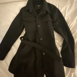 svart kappa - kappa från bikbok använd fåtal gånger, bra skick! tjock material som håller en varm😚skriv privat för fler bilder!nypris 799kr, mitt pris 300kr💗