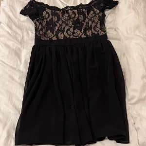 klänning  - Svart klänning med spets upptill, använd 1 gång.  Djur finns i hemmet, köparen står för frakt. 