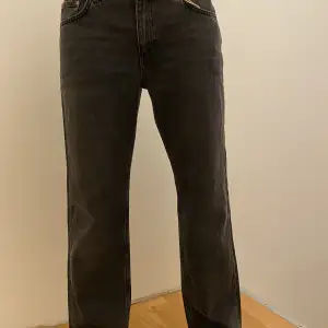 Snygga jeans från Gina Tricot i storlek 38.✨ Jeansen är aldrig använda och passar kortare personer då de är från deras petite kollektion. Personen på bilden är 1,68 lång. Ordianroepris 500 kr, säljer de för 150 kr och köparen står för frakten. 
