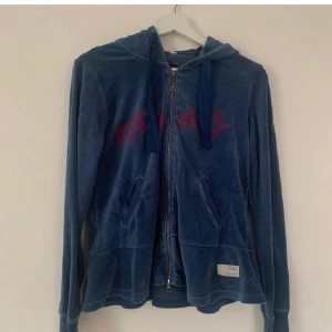 Odd Molly Kofta/Tjocktröja - Så otroligt fin och skön kofta/tjocktröja från Odd Molly! ❤️ Köptes här på Plick med passade mig tyvärr inte :( Den är knappast använd och har inga skador!🥰 Kontakta mig gärna vid fler frågor eller bilder!❤️