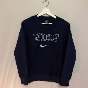 Vintage sweatshirt med broderad text & logo  Använd 1 gång  Väldigt skön och fin i materialet!  Den är marinblå inte svart som de kan se ut på bilden.   Tröjan är L men kan passa M 