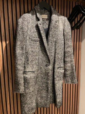 Kappa Isabel Marant  - Superfin kappa från Isabel Marant, 3 år gammal. Inköpt för 3400kr. Storlek 36.