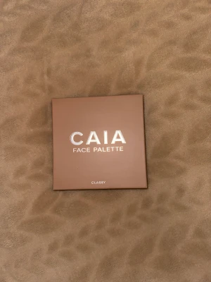 Caia face palette  - Caia contor kit i färgen ”Classy” Blush och bronzer aldrig använda, bara testade. Contour och highlight använd några fåtal gånger. Säljer pga denna palett är för mörk för mig.  Mycket fint skick  Köpt för 395:-  Frakt tillkommer på 29:-