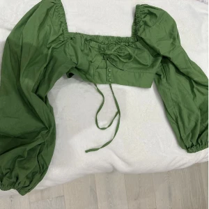 Grön croppad topp blus - Säljer denna såå fina gröna toppen! ❤️Aldrig använd! 