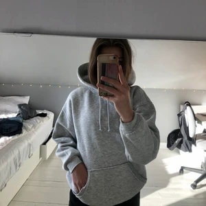 Grå bikbok hoodie - Säljer denna jättefina hoodie från bikbok!