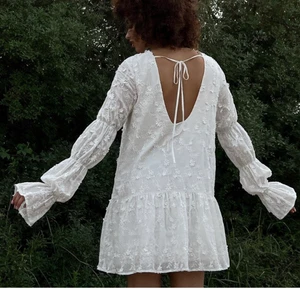 Student klänning  - Super fin vit klänning som är helt oanvänd från NAKD. Den är helt slutsåld på hemsidan. Har den i samma storlek som modellen på bilden (40) brukar vanligtvis ha 36 men den passar mig!! (Skicka privat för egna bilder). Köpt för 439kr. Passar perfekt till student/sommar. Frakt 66kr tillkommer💕💕💕  mitten bilden är min egna där ni ser sen fina ärmen. 