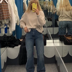 Raka jeans från monki  - Säljer dessa supersnygga raka jeansen ifrån monki som är i väldigt fina skick. Jeansen är i den perfekta ljusa tvätten och sitter tajt över rumpa och lår och sitter sedan löst över vaderna. Jeansen är i storlek 26, vilket jag skulle säga är XS/S. Kan gå ner i pris vid snabb affär🥰🥰🥰❤️