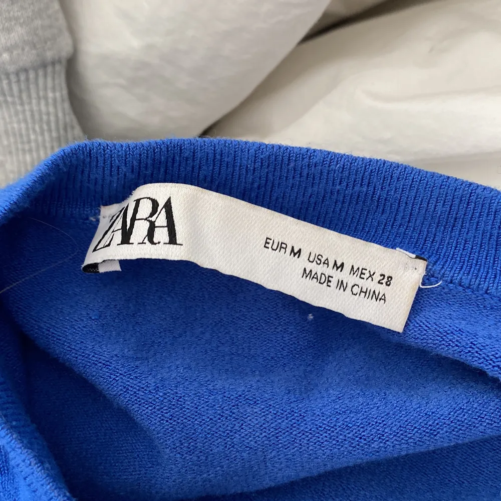 LÅNAD BILD! En fin blå tröja från Zara, storlek M! Fint skick och är använd fåtal gånger. Hör av dig om du är intresserad. Frakt ingår ej i priset! . Tröjor & Koftor.