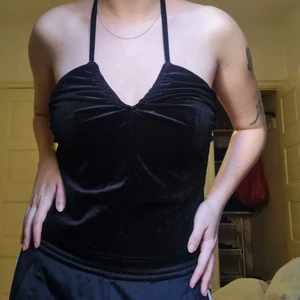 Velvet halter linne  - fint halterlinne i svart sammet. aldrig använt