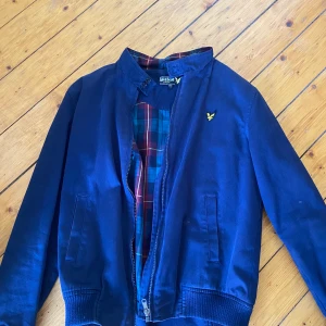 Lyle and scott jacka  - Säljer min coola jacka som tyvärr inte kommer till användning längre. Har använt ett fåtal gånger. Tunt och skönt material som passar perfekt nu till sommaren och hösten. Pris kan diskuteras.