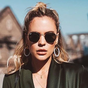 Ray-ban Round metal - Säljer mina superfina RAYBAN ROUND METAL GOLD pga att de kommer till för lite användning. Köpta för ca 1500kr, säljer för 750kr. Köparen står för frakt💕💕💕