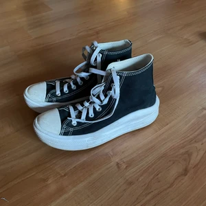 Svarta platåconverse - Äkta Converse med platå. Köpt på asos förra året. Bra skick. 