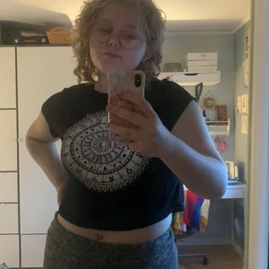 Magtröja från hk&m - Stretchig magtröja med sjärntecken   ( är i storlek L men kan passa XL )