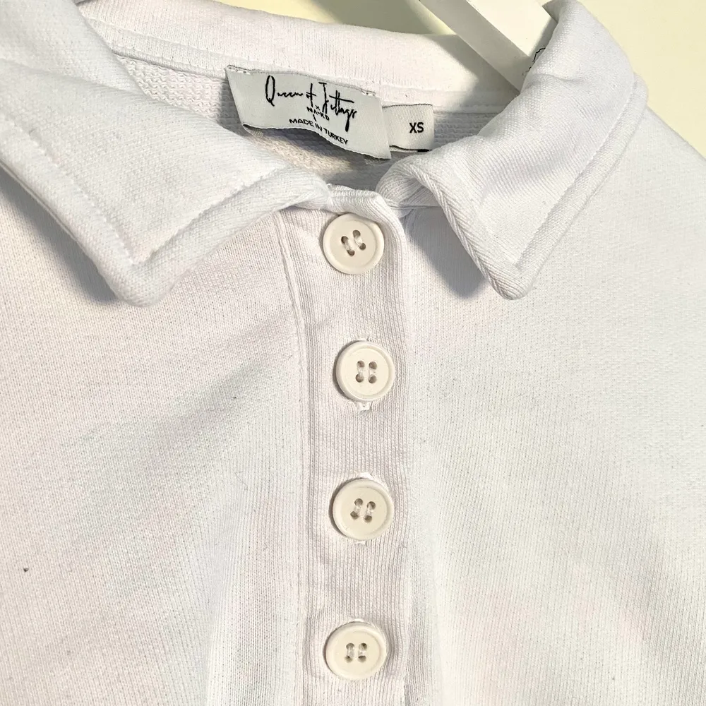 Vit långärmad tröja med knappar från Nakd . Tröjor & Koftor.