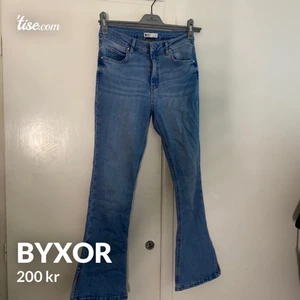 Bootcut jeans med split   - Petite strl så passar om man är kort. 