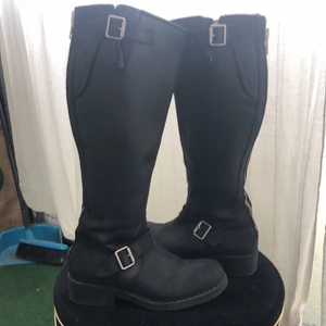 Johnny Bulls stövlar stl 39 kan passa 40 - Johnny bulls stövlar använda typ 2 gånger som nya. Köpta för ungefär 2000 kr Säljes för 600 kr  Pris kan diskuteras vid snabb affär 