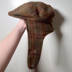 Vintage gubbkeps - En vintage "gubbkeps" i grönt/brunt/beige. Knäpps ovanpå eller has med öronlappar🌱