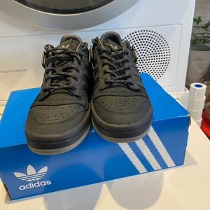 Adidas Forum Low - Storlek - 41 1/3 Säljes eftersom jag har växt ur dem! Pris kan diskuteras!