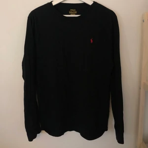 Långärmad T-shirt  - Säljer denna långärmade t-shirts från Ralph Lauren. Den är i bra skick, inga fläckar eller slitningar 🙃 skriv gärna om ni har frågor eller för fler bilder 🥰