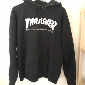 Thrasher hoodie - Säljer denna snygga svarta thrasher hoodie. Den har väldigt bra passform och är otroligt skön. Den är i bra skick, inga fläckar eller slitningar 😉 skriv om ni har frågor eller för fler bilder 🥰