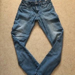 Ljusblåa jeans - Låga jeans med bra färg