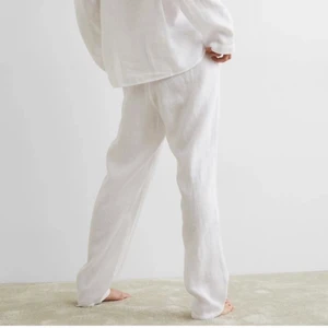 Linnebyxor från H&M - Har två par linnebyxor från hm i storlek S och M. 💕 Jag är 1,72 lång och dom är definitivt tillräckligt långa på mig. Är flera intresserade har jag budgivning ☺️ OBS helt oanvända med lapp kvar