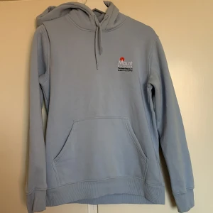 hoodie - Blå hoodie från hm i strl xs. Några fläckar på den, syns inte på avstånd