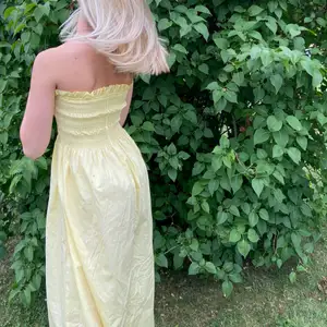 En jätte fin gul klänning som jag hade på mig i somras på midsommar 💛🧡