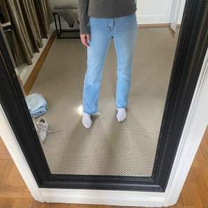 Jätte fina ljus blåa jeans från dilvin blue. Inte jätte långa på mig eftersom jag är 180 cm. Jeansen är avklippta längst ner.