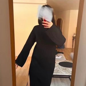 Stickad klänning från NA-KD - Hej! Jag säljer min fina klänning då jag inte använder den längre. Köptes från NA-KD passar storlek S-M👍🏼  Bara seriösa kunder tack 🤗