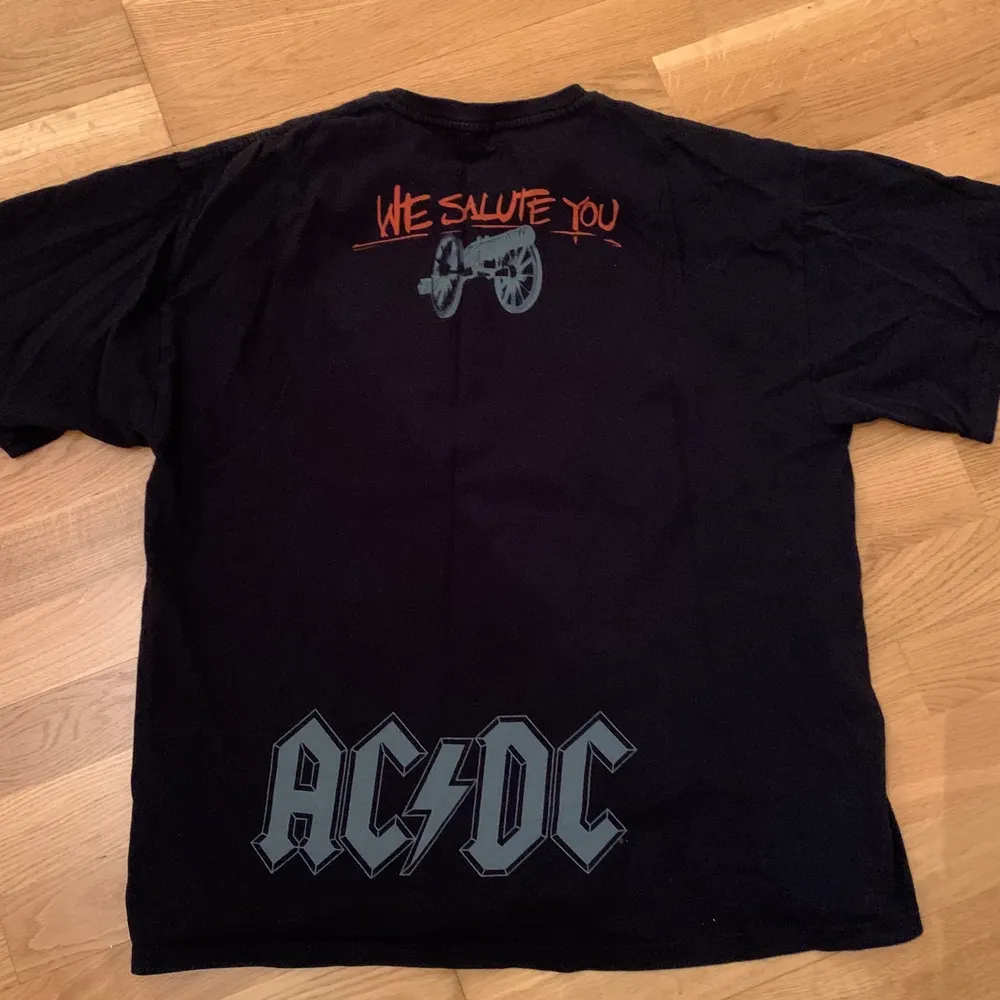 Sjukt snygg och unik ACDC tröja som är i gott skick. Köptes dyrt på humana men kommer inte till användning längre då jag bytt stil  Själv har jag M och som ni ser sitter sen perfekt oversized på mig för referens. T-shirts.