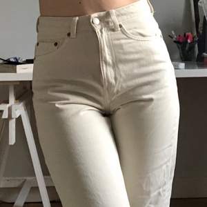 Säljer dessa jeans för de är lite för tajta på mig som har 38, skulle passa någon som har typ 34 eller 36. Använt bara en gång