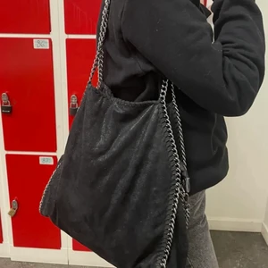 Väska - Stella McCartney lik ande väska. Liten defekt på insidan 