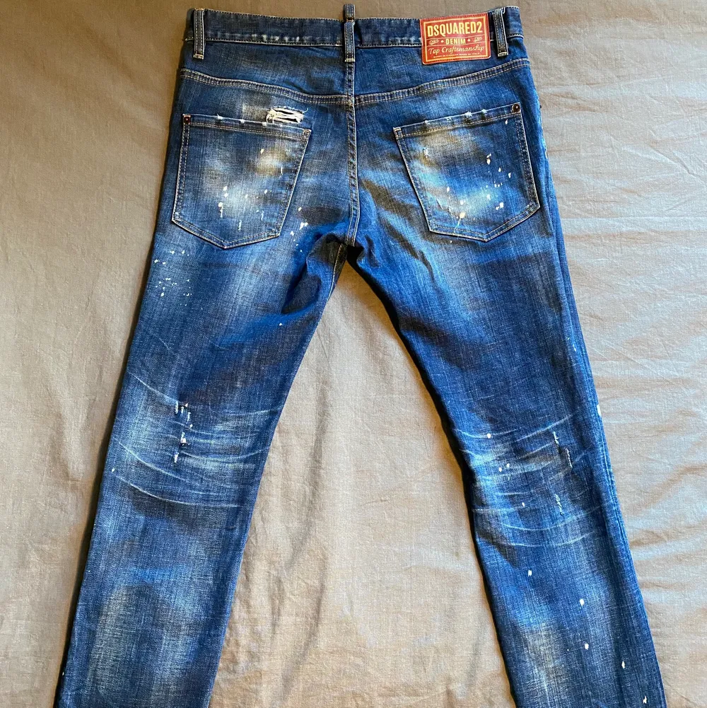 Ett par Dsquared2 ”Skater” jeans i mycket bra skick. Varsamt använda så de är som nya. Säljes då de är för små för mig. Köpta för 3585 kr. Jeans & Byxor.
