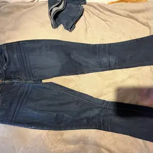 Ett par jättefina Lågmidjade bootcut levis jeans i en fin mörkblå färg. Dem har använt men är fortfarande i bra skick!pris kan som alltid diskuteras! Kan mötas upp i Stockholm annars står köparen för frakten!💕