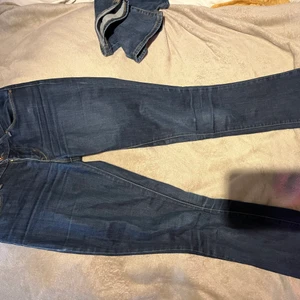 Lågmidjade jeans från Levis - Ett par jättefina Lågmidjade bootcut levis jeans i en fin mörkblå färg. Dem har använt men är fortfarande i bra skick!pris kan som alltid diskuteras! Kan mötas upp i Stockholm annars står köparen för frakten!💕