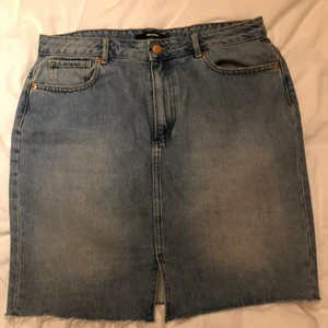 Jeanskjol - Jeanskjol från Bikbok som går ungefär till knäna. Knappt använd och därmed princip i nyskick! Köparen står för frakten.