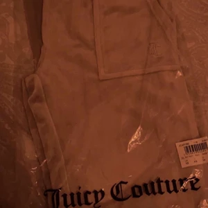 Juicy byxor - Beiga juicy byxor i storlek xs men passar även xxs. 