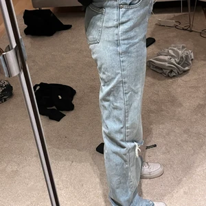 Ljusblå baggy jeans  - Säljer dessa ljusblå jeans, storlek 8. Motsvarar storlek 38 ungefär. Fett snygga med air force eller ett par jordan