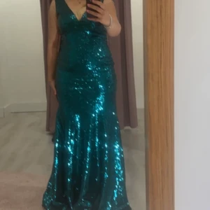 Festklänning - Använd ett par timmar grön festklänning med paljetter stl 38 fin o ren 