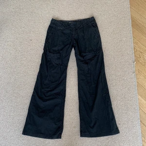 Svarta utsvängda  - svincoola lågmidjade svarta utsvängda byxor. Skönt lite tunnare material perfelt till sommaren. Från miss sixty. Små fläckar finns längst ner på benen på baksidan, går ej bort i tvätt. Midja: 36 cm tvärs över (passar mig ändå som brukar h