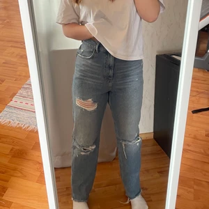 Blåa ripped jeans - Ett par blåa jeans i storlek 40, från nakd. De har kommit till användning men inte alls slitna. De lägger sig precis över fötterna på mig som är 167 cm. 100 kr + 66 kr frakt. 