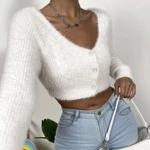 Fluffig croppad kofta - Oanvänd helt ny kofta i jättemjukt och puffigt material från Shein. Jag har storlek S och denna passar mig som en M, den är ganska liten i storlek för att vara L. Den är också stretchig. Ord. pris 179kr