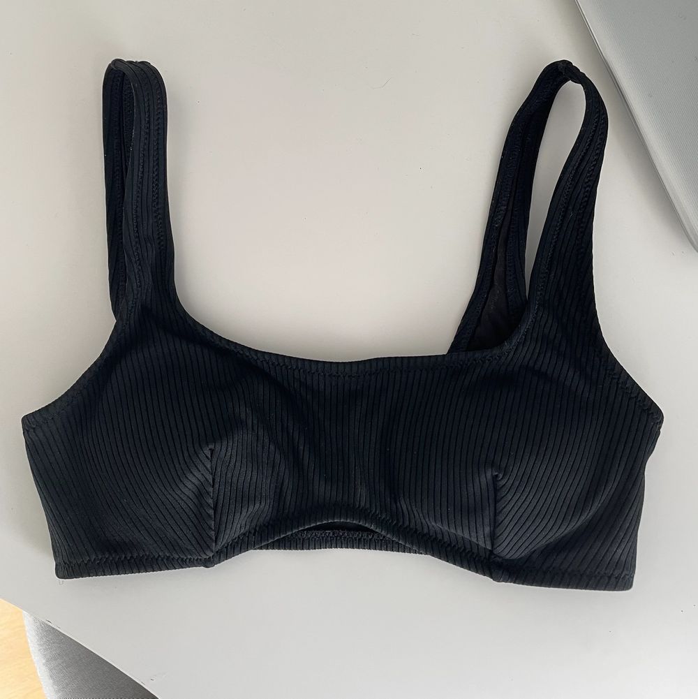 Svart vadderad bikinitopp från Hm i storlek 36! Mycket mer svart i verkligheten än på bild 1, se bild 2 för riktiga färgen! 🫶 OANVÄND. Övrigt.